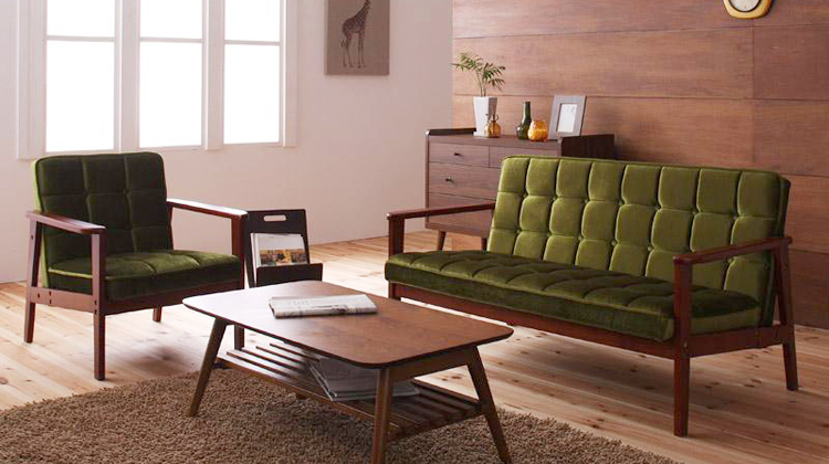 高級感のある光沢生地を使用したレトロスタイルの木肘デザインソファ 